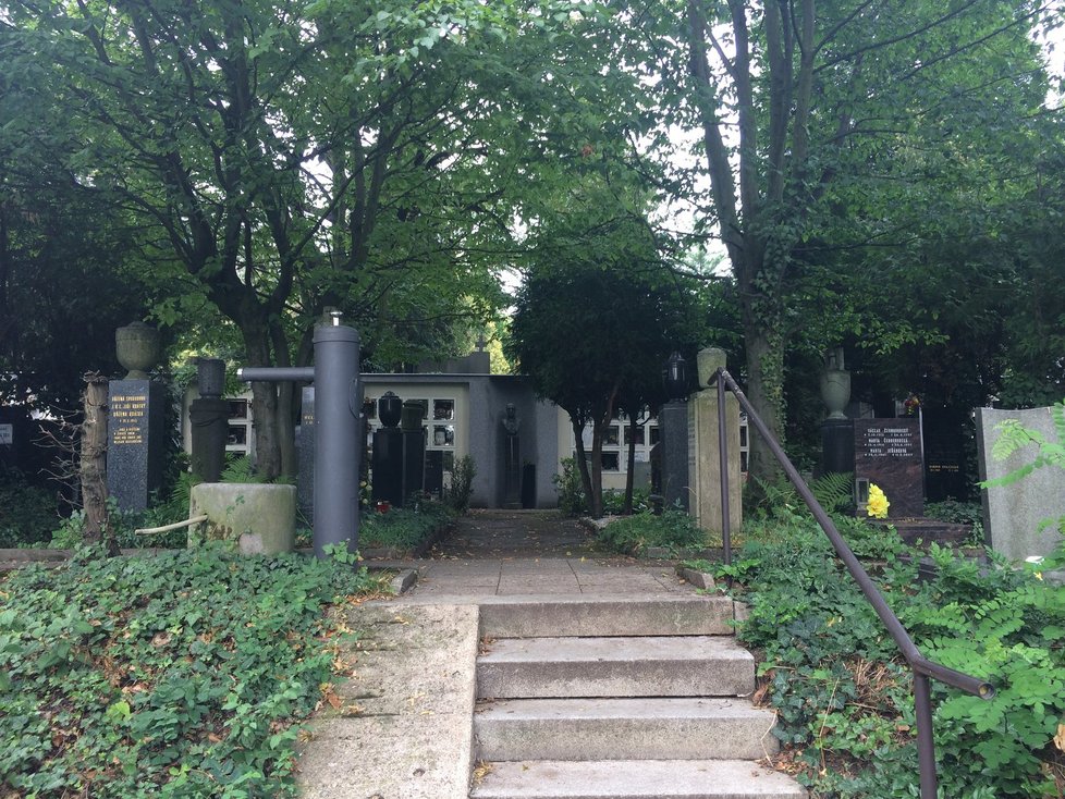 Krematorium Strašnice a jeho hřbitov.