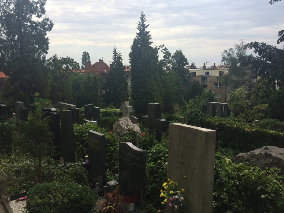 Krematorium Strašnice a jeho hřbitov.