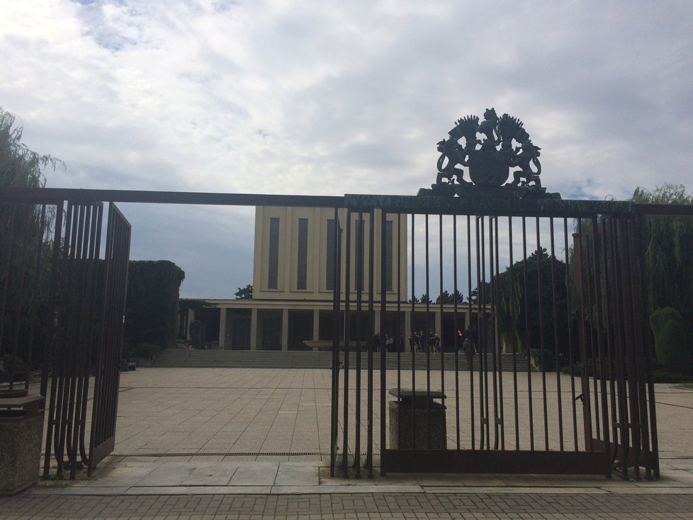 Krematorium Strašnice a jeho hřbitov.