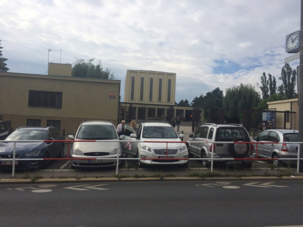 Krematorium Strašnice a jeho hřbitov.