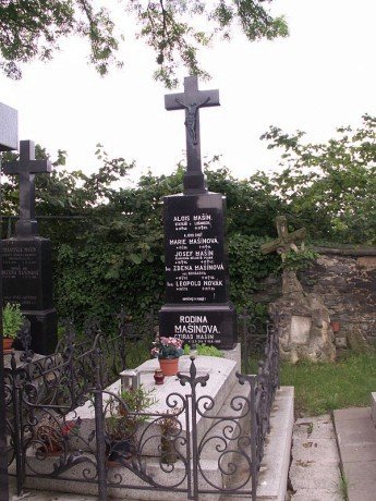 Krematorium Strašnice a jeho hřbitov.