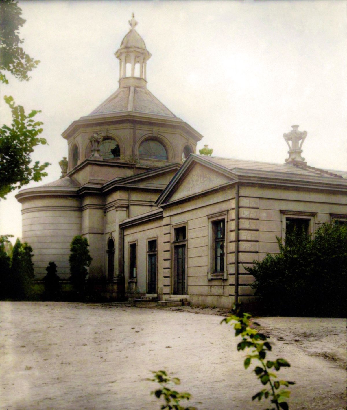 Budova starého krematoria na Olšanech v Praze v roce 1936.