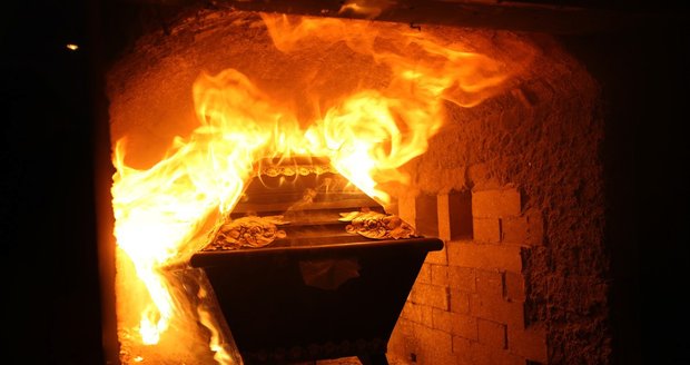 Požár v klatovském krematoriu: Z pece unikl tuk spalovaného těla a začal hořet