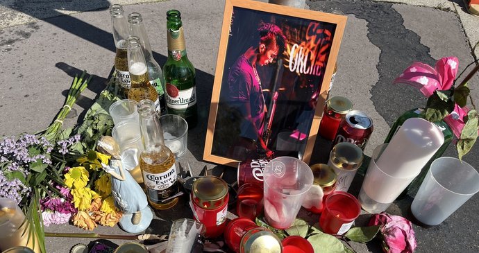 Svíčky, květiny, pivo: Basáka skupiny Jamaron Filipa Karlíka (†25) srazila tramvaj! Na zastávce vzniklo pietní místo