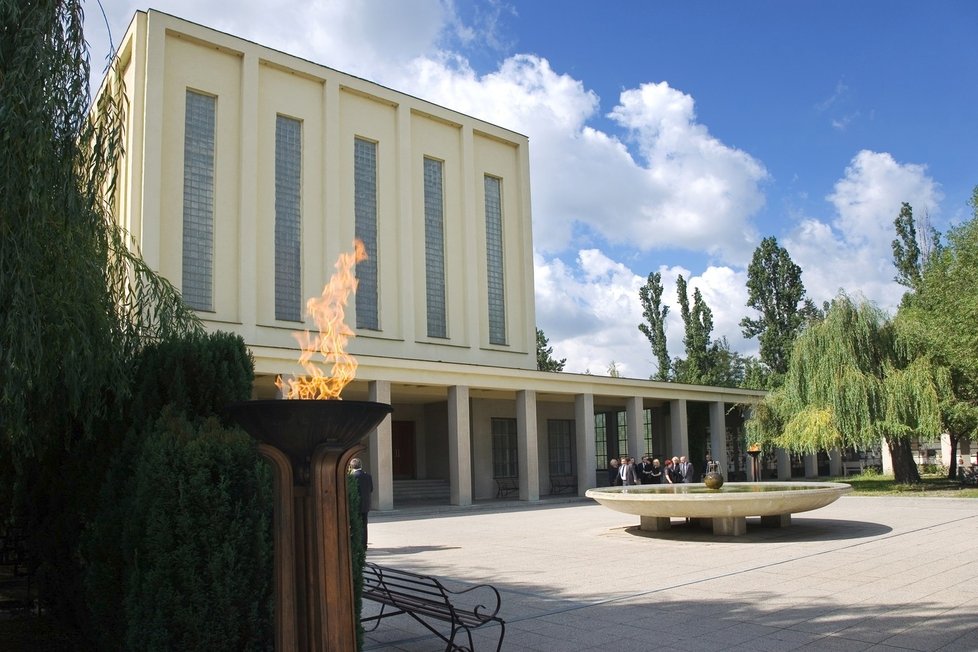 První pohřeb žehem provedlo krematorium Strašnice 4. dubna roku 1932.