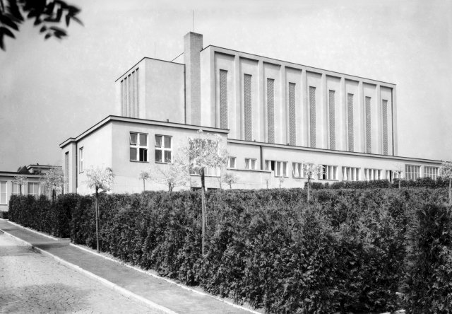 První pohřeb žehem provedlo krematorium Strašnice 4. dubna roku 1932.