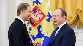 První vicepremiér Denis Manturov a Anton Vajno (2025).