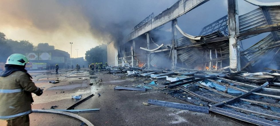 Útok Rusů na obchodní dům v Kremenčuku (27.6.2022)