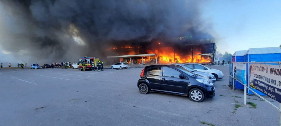 Útok Rusů na obchodní dům v Kremenčuku (27. 6. 2022)