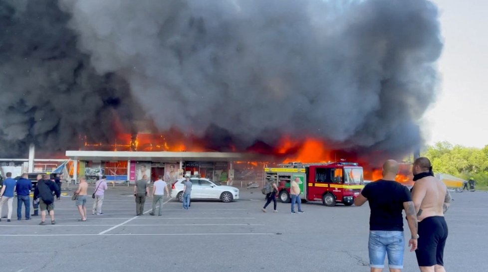 Útok Rusů na obchodní dům v Kremenčuku (27.6.2022)