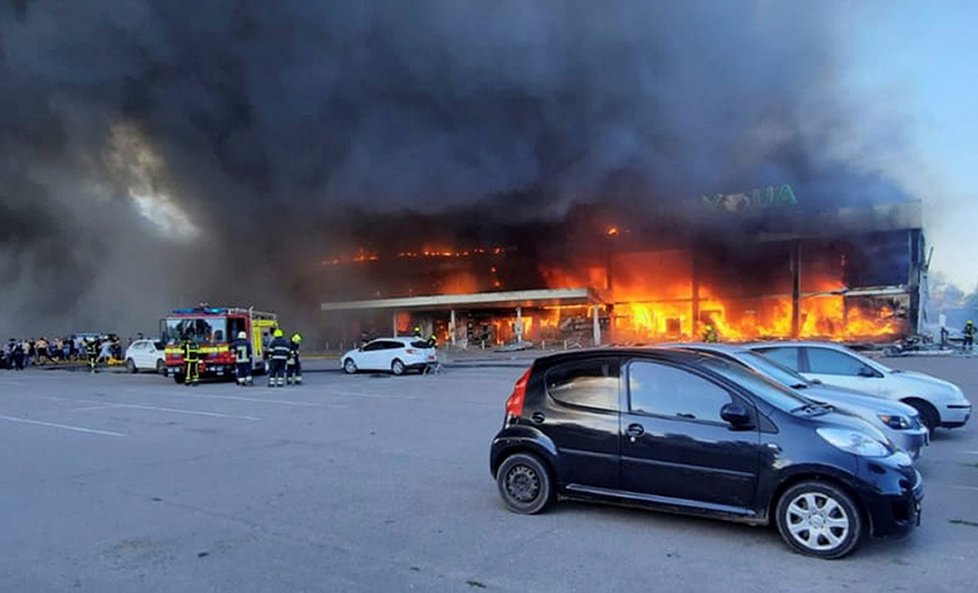 Útok Rusů na obchodní dům v Kremenčuku (27. 6. 2022)