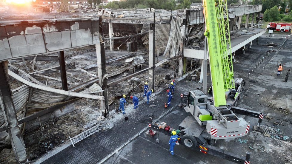 Válka na Ukrajině: Likvidace trosek po požáru obchodního centra v Kremenčuku