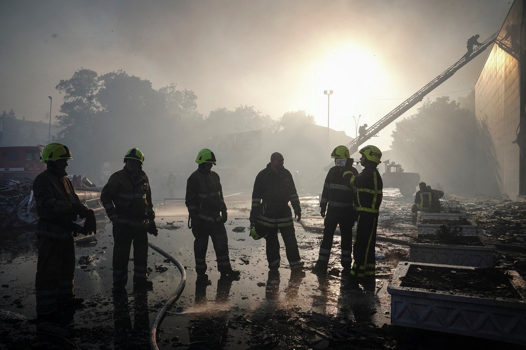 Ruský útok na nákupní středisko v ukrajinském Kremenčuku. Podle Ecclestona Rusové nezabíjejí Ukrajince záměrně