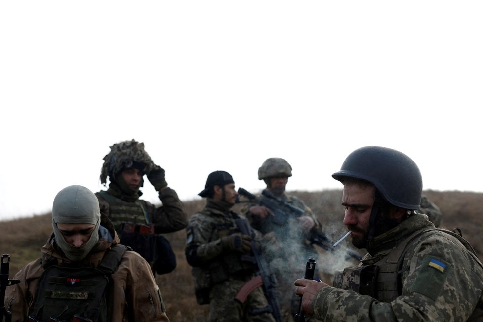 Vojáci mezinárodního praporu Karpatská Síč provádějí manévry v blízkosti frontové linie, Kreminna (4.1.2023))