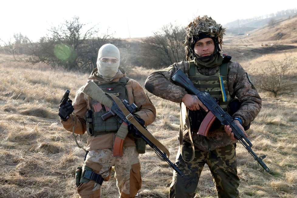 Vojáci mezinárodního praporu Karpatská Síč provádějí manévry v blízkosti frontové linie, Kreminna (4.1.2023)