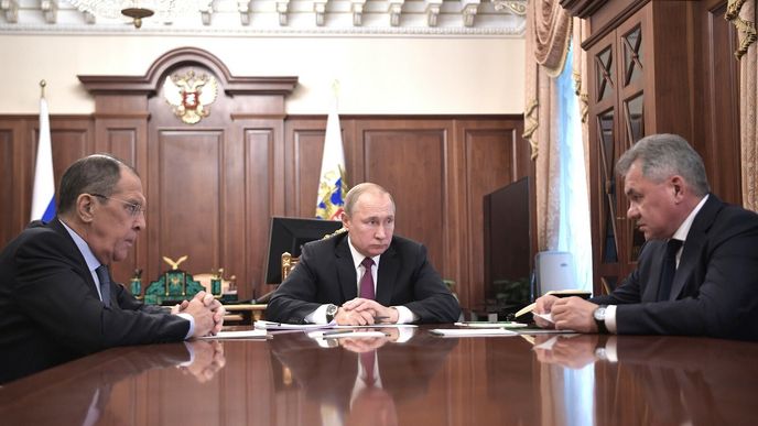 Sergej Lavrov a Sergej Šojgu u Vladimira Putina
