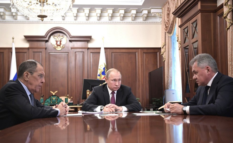 Sergej Lavrov a Sergej Šojgu u Vladimira Putina (únor 2019).
