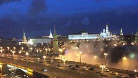 Kreml v plamenech? Ne, to jen prasklo potrubí.