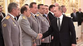 Putin s představiteli bezpečnostního aparátu. Pravici tiskne šéfovi FSB Bortnikovovi.
