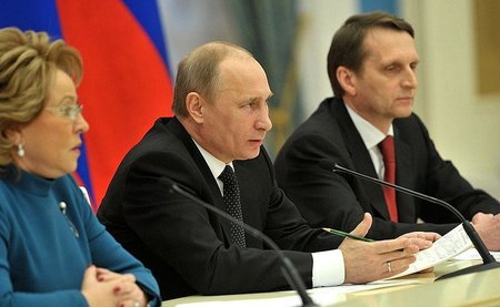 Prezident a šéfové obou komor parlamentu: Valentina Matvijenková, Vladimir Putin, Sergej Naryškin, 2012.