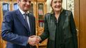 Prezidentské kandidátce Marine Le Penové může uškodit její vstřícný vztah k ruským politikům. Na snímku s bývalým předsedou dumy Sergejem Naryškinem.