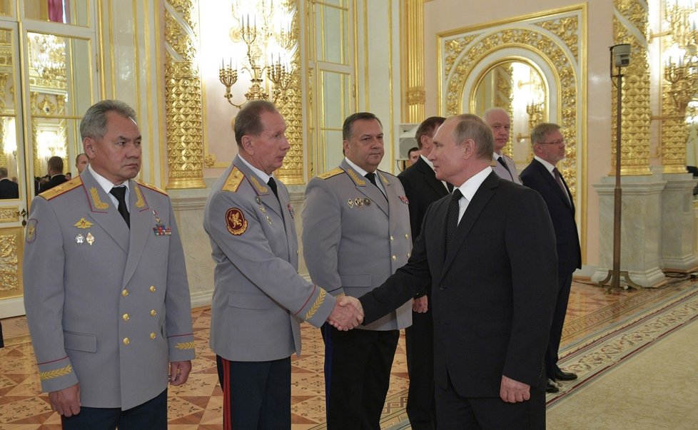Prezident Putin třese pravicí šéfovi Národní gardy Viktoru Zolotovovi.