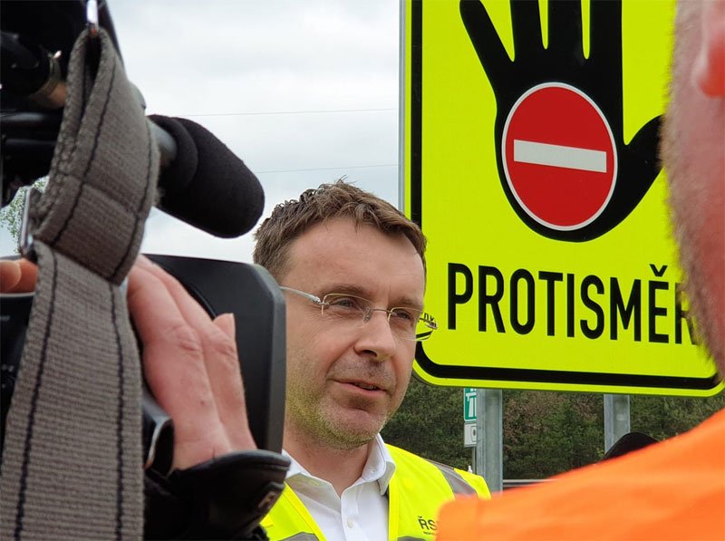 Na českých dálnicích přibývají značky upozorňujících na jízdu v protisměru