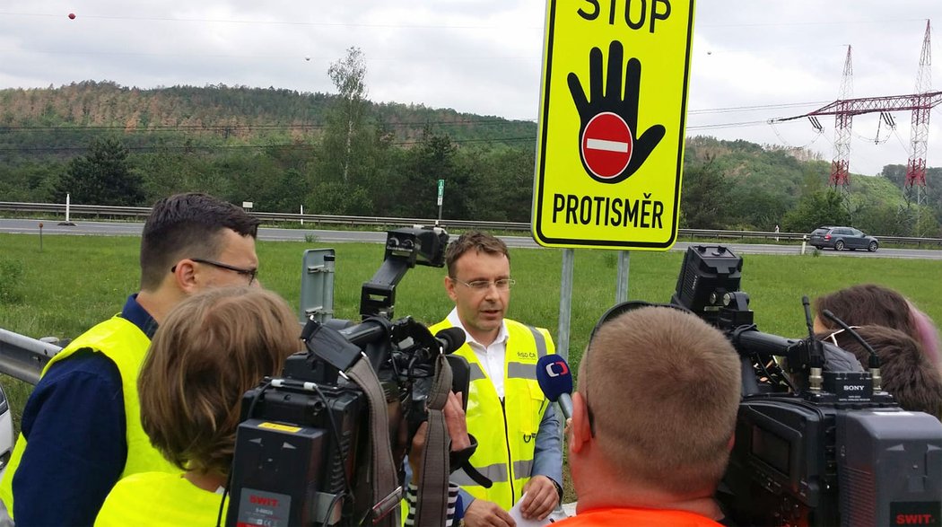 Na českých dálnicích přibývají značky upozorňujících na jízdu v protisměru