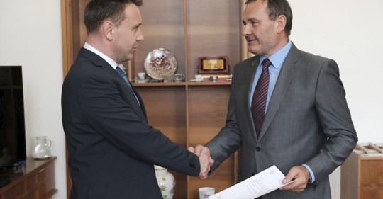 Nový ministr dopravy za ANO Vladimír Kremlík (vlevo) odvolal generálního ředitele Ředitelství silnic a dálnic (ŘSD) Jana Kroupu. Jeho nástupcem následně jmenoval Pavola Kováčika (vpravo).