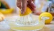 Pokud jde bílková hmota špatně vyšlehat, je vhodné přidat pár kapek citronové šťávy