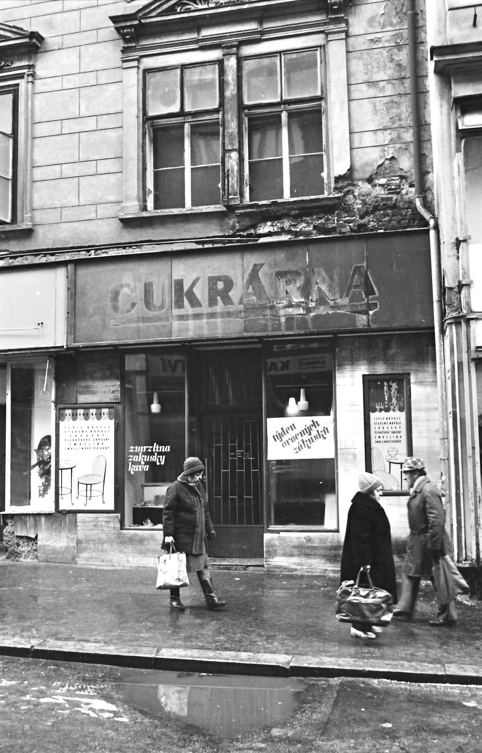 Méně reprezentativní strana ulice Orlí. Co dovede prasklá rýna, každý ví, ale nikdo to neřešil. Město bylo podobných domů plné, ale nikdo to neřešil.