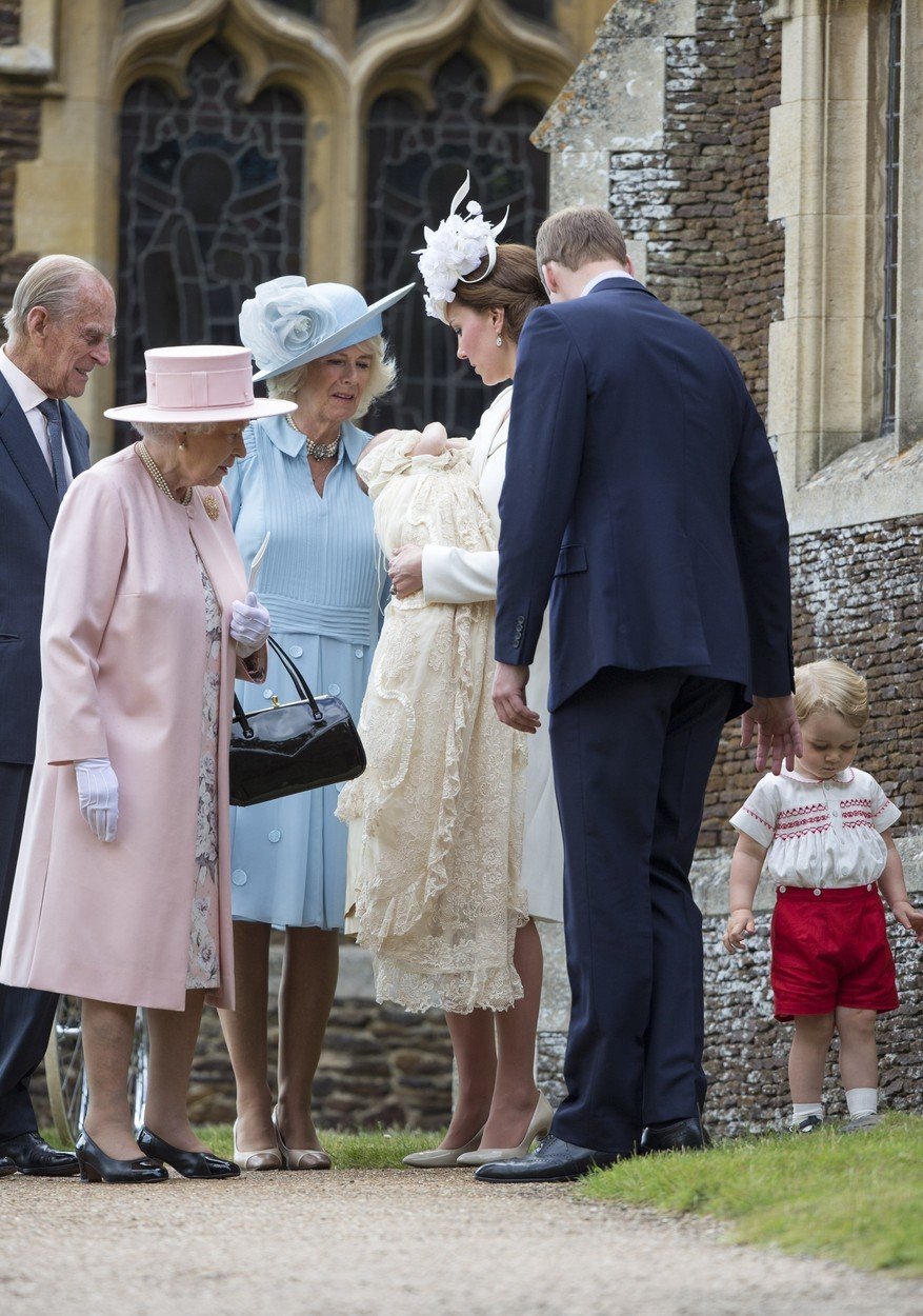 Zatímco královna a vévodkyně z Cornwallu obdivují princeznu Charlotte, malý princ si poslušně hledí svého.