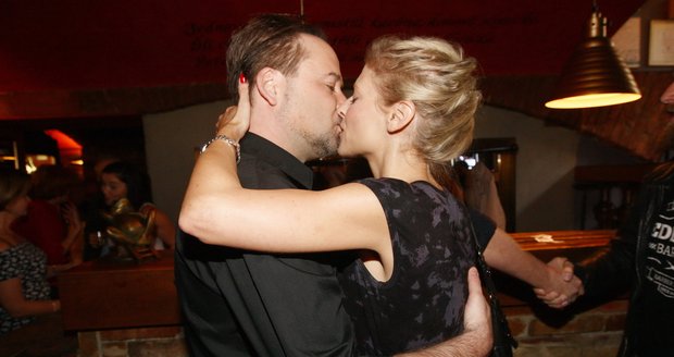 Jitka Ježková a Michal Jagelka se políbili.