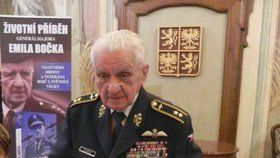 Ještě jeden dárek pro generála Emila Bočka (95): Křest životopisné knihy!