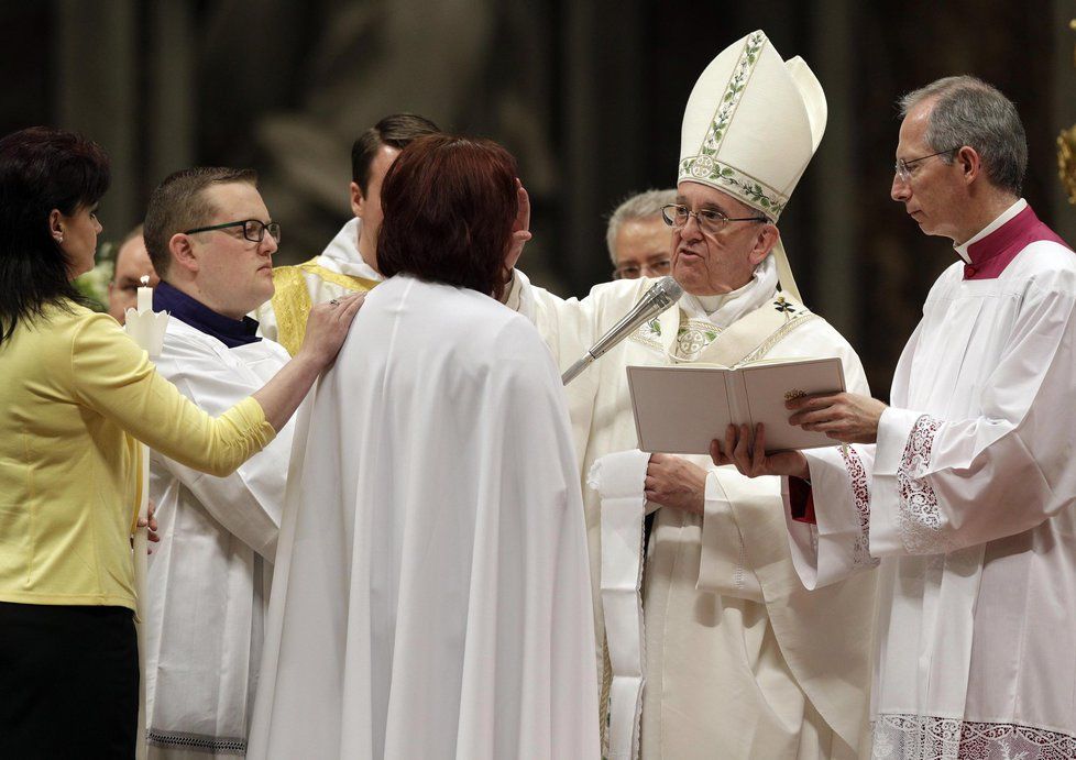 Taťána při udílení svátostí od papeže Františka