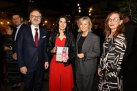 Poslední tečka za politikou: Za Pekarovou Adamovou v sexy rozparku přišla první dáma i premiér Fiala