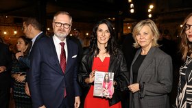 Pekarová Adamová s první dámou Evou Pavlovou a premiérem Petrem Fialou na křtu knihy (12.11.2025)