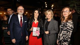 Pekarová Adamová s první dámou Evou Pavlovou, premiérem Petrem Fialou a autorkou knížky Terezou Šídlovou na křtu knihy. (12.11.2025)