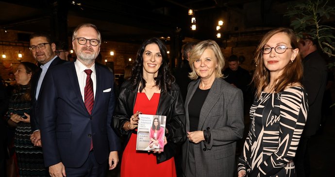 Pekarová Adamová s první dámou Evou Pavlovou, premiérem Petrem Fialou a autorkou knížky Terezou Šídlovou na křtu knihy. (12.11.2025)