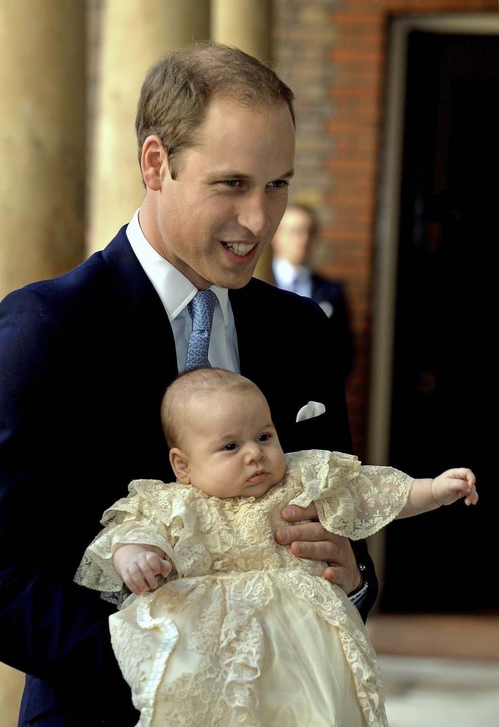 Hrdý otec princ William s malým Georgem těsně před křtinami.