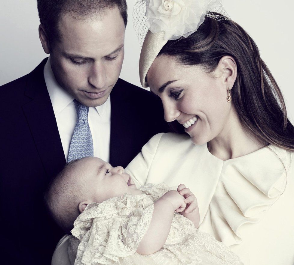 Oficiální portrét Prince George s rodiči pořídil hollywoodský fotograf jason Bell