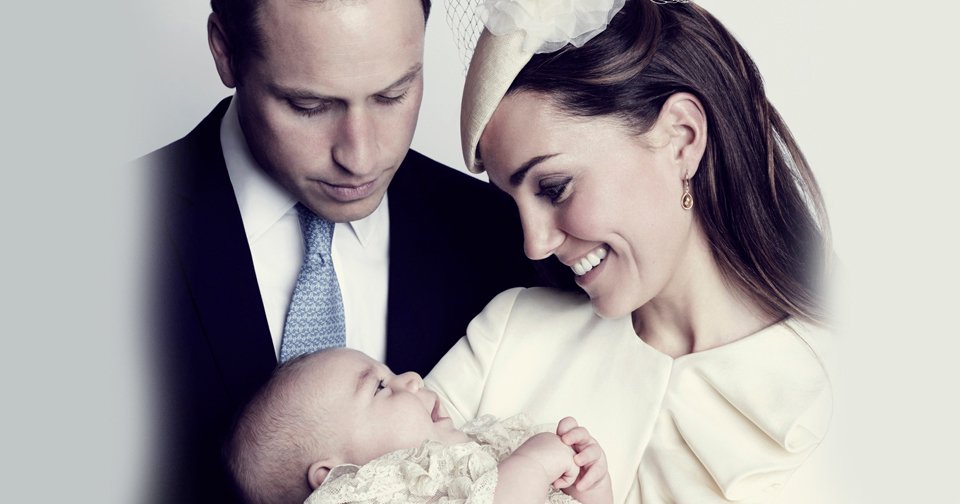 Oficiální portrét prince George s rodiči pořídil hollywoodský fotograf Jason Bell.