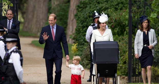 Kate a William dnes pokřtili princeznu Charlotte. Dočkala se Pippa své role kmotry?