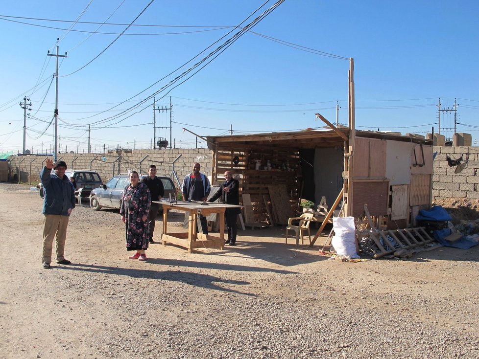 Křesťané chtějí pracovat - truhlářská dílna v uprchlickém táboře.