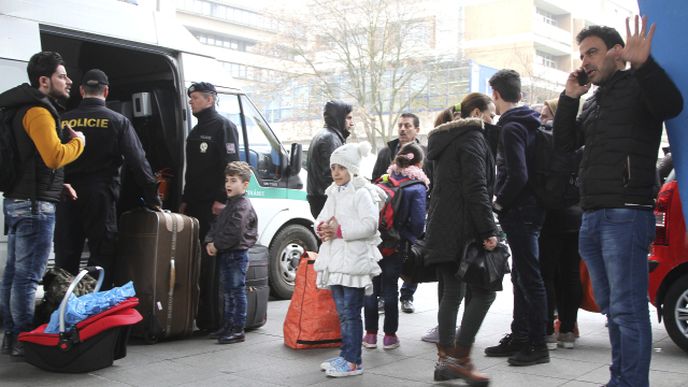 Uprchlíci se ve čtvrtek 14. dubna 2016 vzdali statusu azylanta v Česku