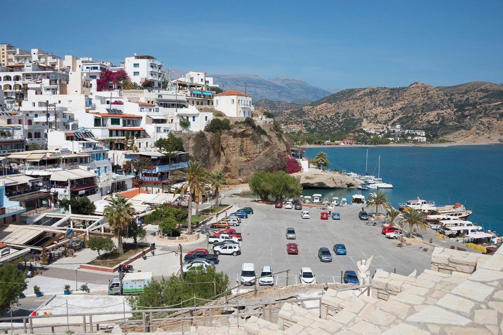 Letovisko Agia Galini najdeme na jižním pobřeží Kréty v zálivu Messara mezi zvedajícími se kopci.