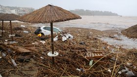 Ničivé povodně v dovolenkovém ráji: Dva mrtví a zdevastované pobřeží na Krétě