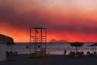 Rudé nebe na Krétě: Čech Milan popsal komplikace pro dovolenkáře kvůli požárům