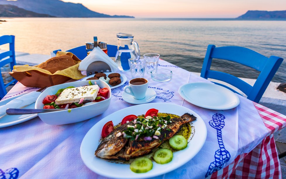 Spousta zeleniny, čerstvý sýr, ryby a bylinky.  Krétská kuchyně je typicky středomořská.