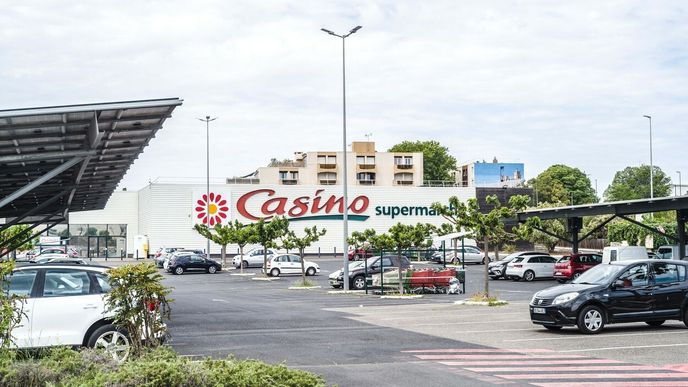 Křetínský a jeho společník Marc Ladreit de Lacharrière nabídli, že firmě Casino zajistí čerstvý kapitál v objemu 1,2 miliardy eur (28,5 miliardy Kč)